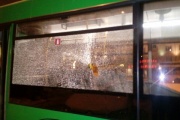 В Екатеринбурге хулиганы разбили стекла в автобусе, который стоял на конечной остановке