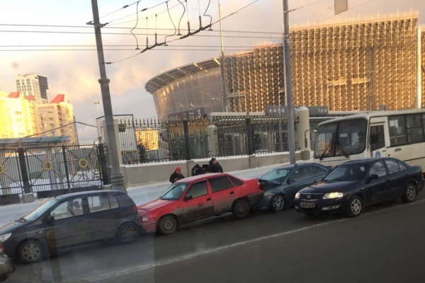 «Паровозик» на Репина парализовал движение у Центрального стадиона - Фото 1