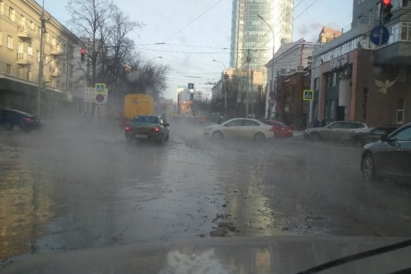 Трубы не выдержали холодов. В Екатеринбурге горячей водой затопило центр города - Фото 1
