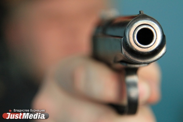 В Екатеринбурге мужчина пришел в суд с пистолетом - Фото 1