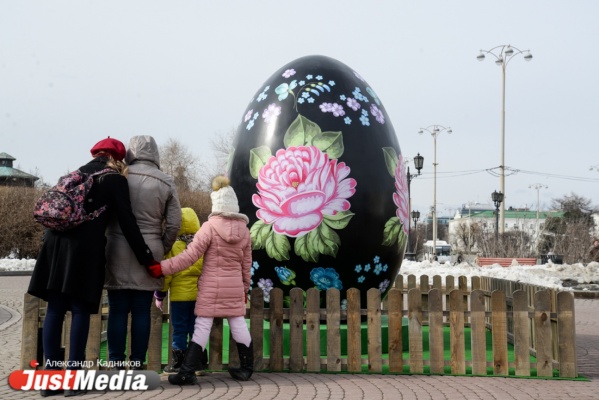 В центре Екатеринбурга появились трехметровые пасхальные яйца. Смотрим реакцию людей на красоту. ФОТО  - Фото 1