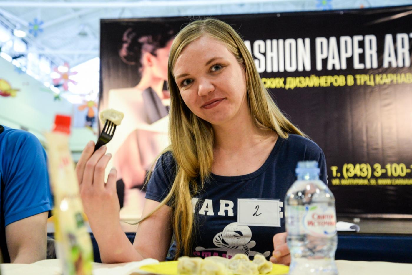 Участники чемпионата по поеданию пельменей сразились в гастрономическом турнире  - Фото 1