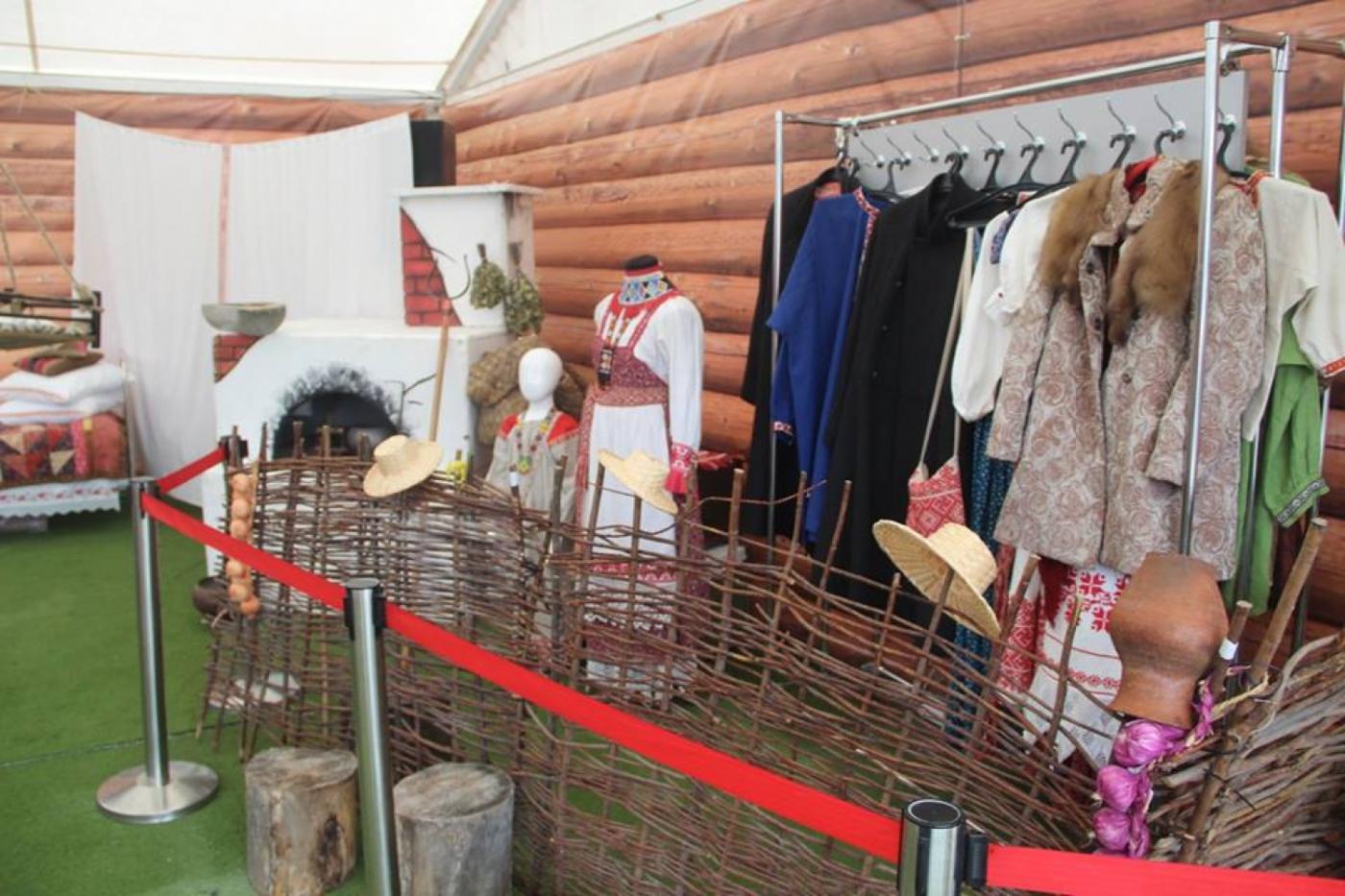 После критики Центр развития туризма оштрафовал создателей белых шатров на Плотинке - Фото 1