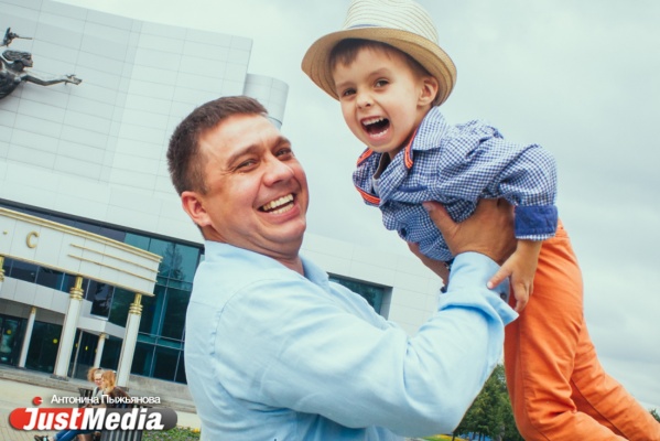 Бизнесмен Ярослав Замашной с сыном Александром: «Плохой погоды нет. Бывает неправильно подобранная одежда». В выходные в Екатеринбург вернутся дожди и грозы. ФОТО, ВИДЕО