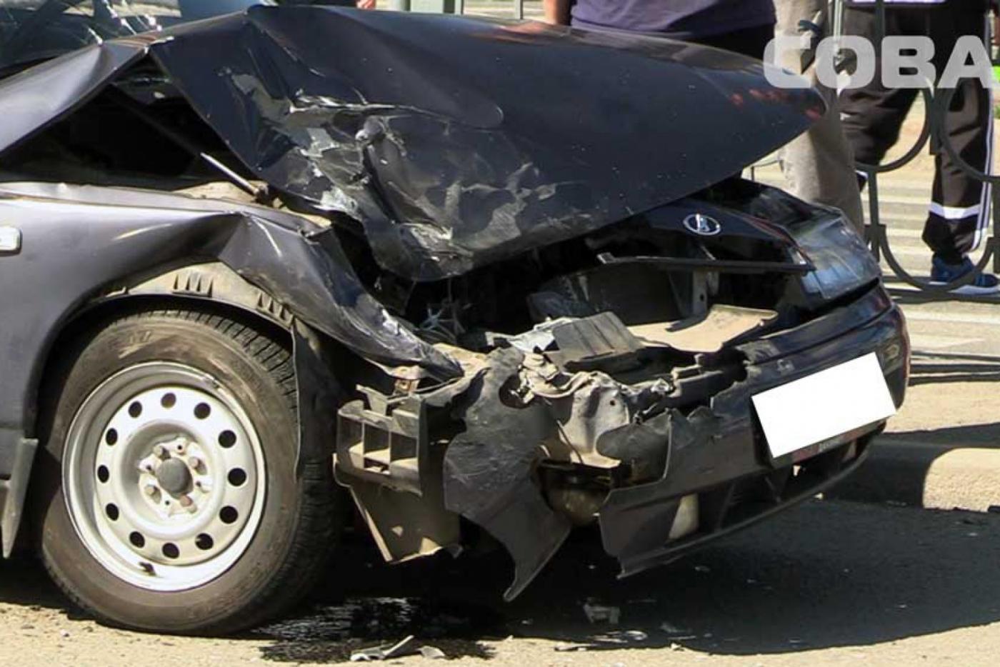 В Екатеринбурге схлестнулись «десятка» и Opel. Пострадал человек. ФОТО - Фото 1