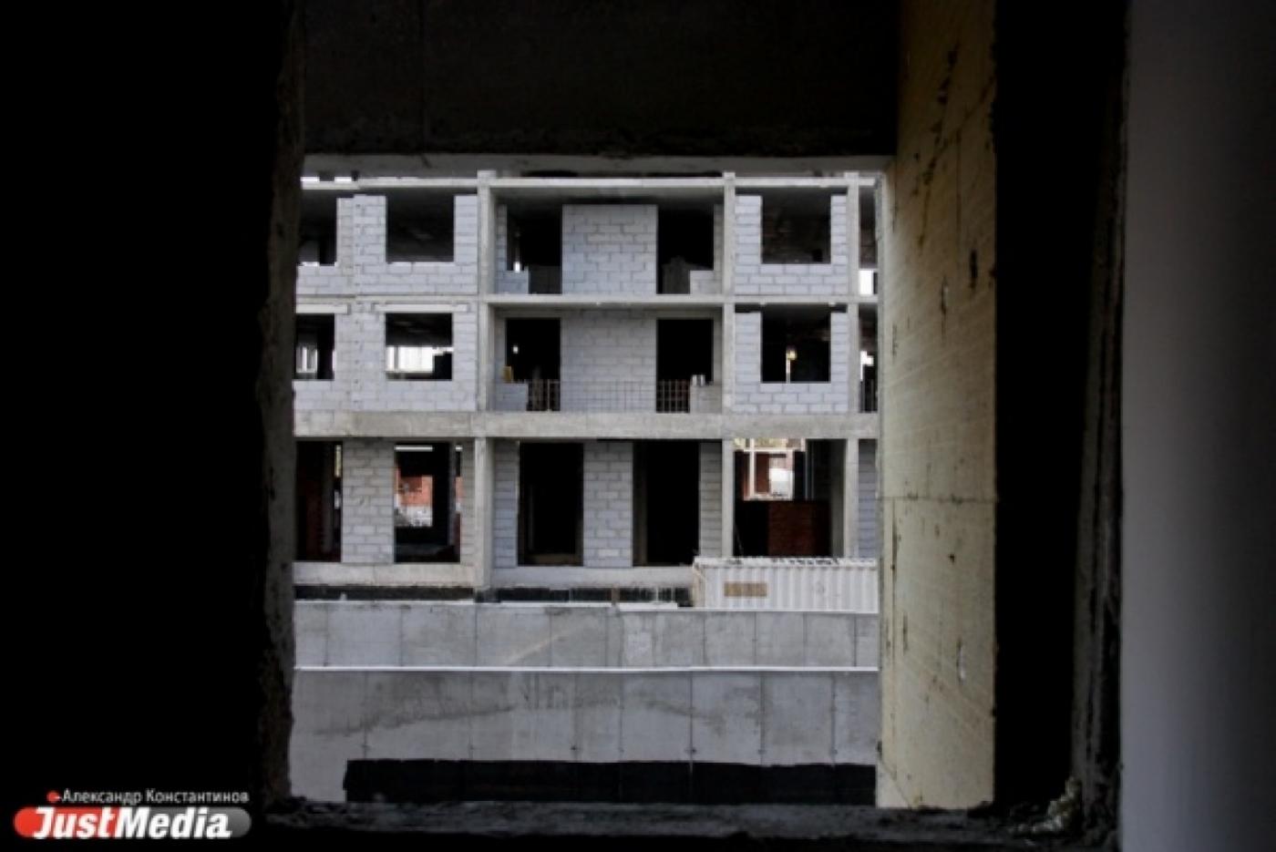 В новостройке на юго-западе Екатеринбурга погиб рабочий - Фото 1