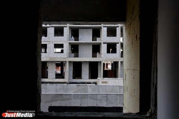 В новостройке на юго-западе Екатеринбурга погиб рабочий