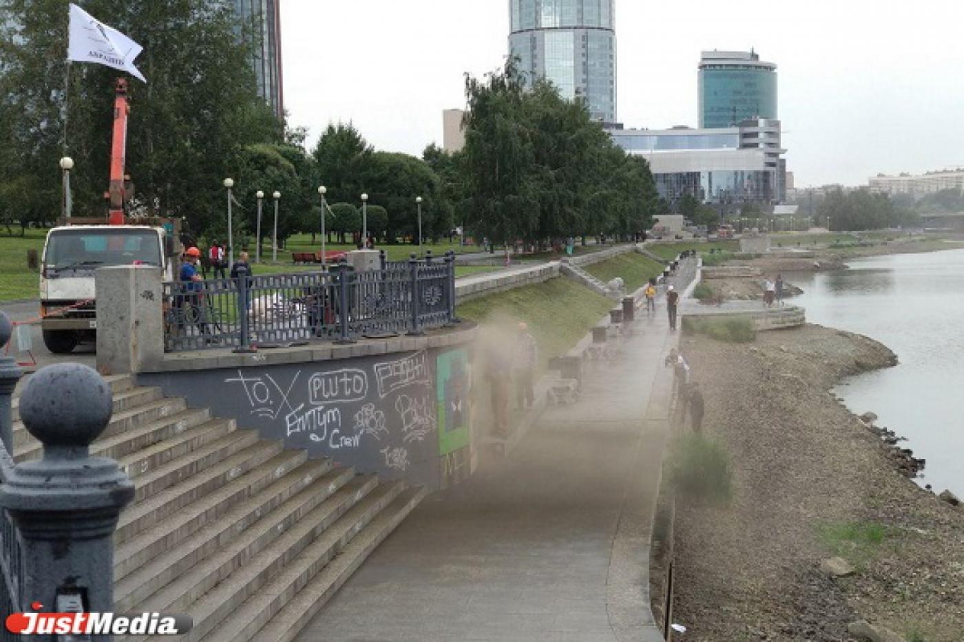 На очистку стен набережной Исети от граффити рабочим понадобится месяц. ФОТО, ВИДЕО - Фото 1