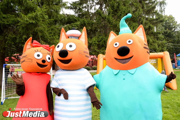 Герои мультфильма Коржик, Карамелька и Компот: «Три Кота желают всем хорошего настроения и больше солнца! Миу-миу-миу!». В понедельник в Екатеринбурге +18