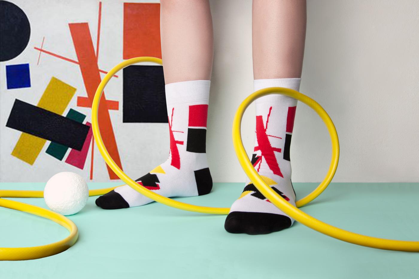 Носки с «Супрематизмом» Малевича. Сергей Тонков выпустил новую коллаборацию с Екатеринбургским музеем ИЗО - Фото 1