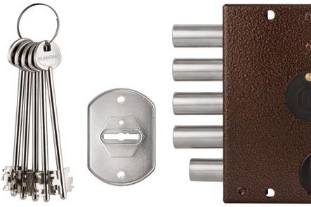 Как установить накладной замок на деревянную дверь - Фото 1