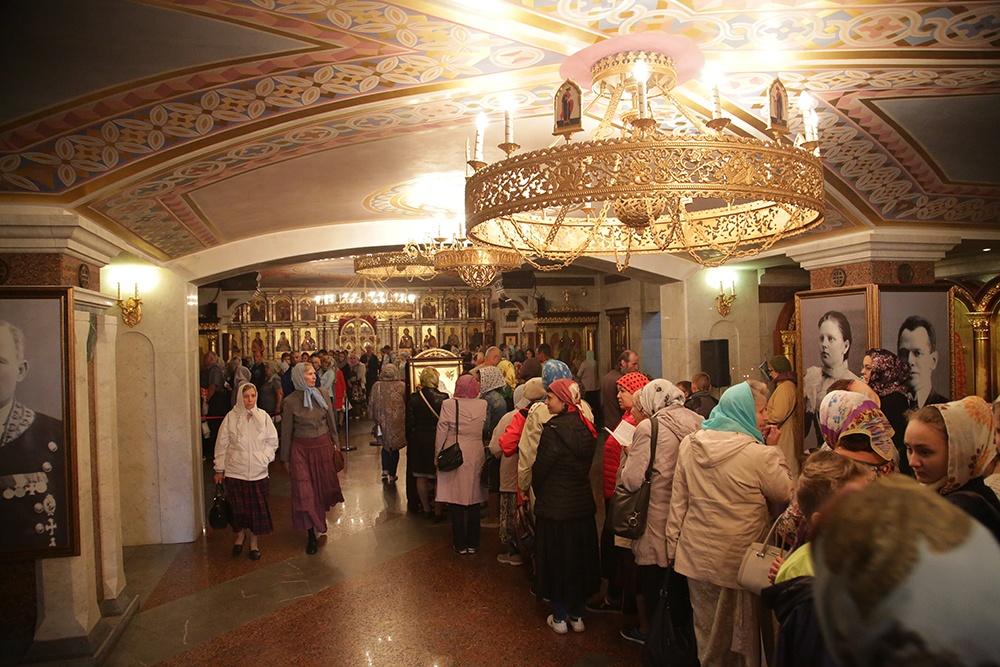 9 тысяч верующих поклонились мощам святителя Спиридона - Фото 1