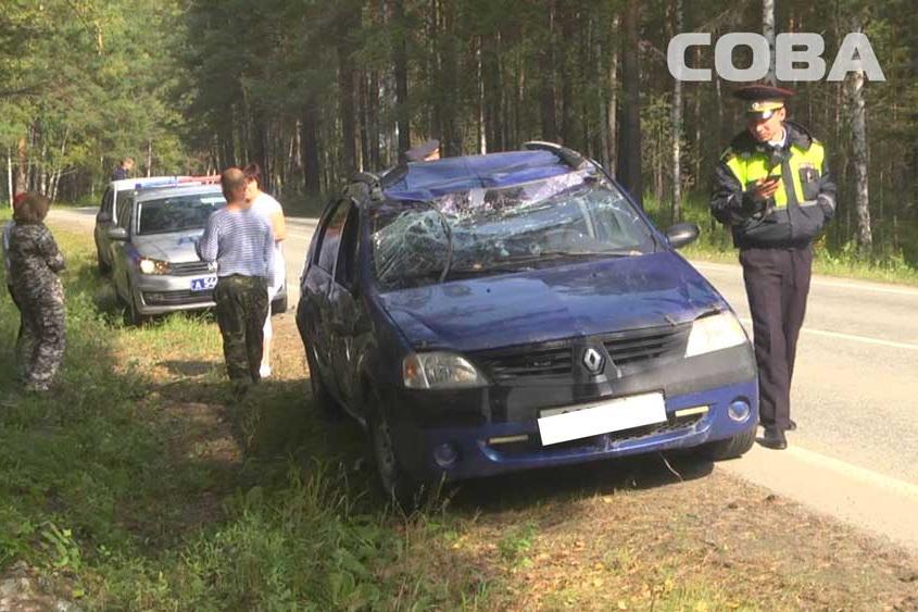 На Чусовском тракте Renault Logan сделал сальто в кювет - Фото 1
