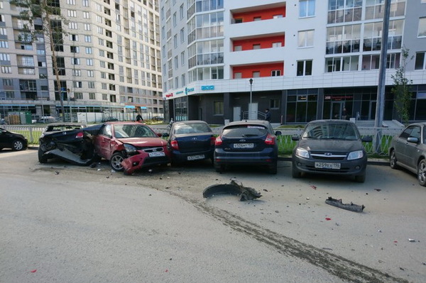 Стритрейсер на Subaru разбил три машины в Академическом и сбежал, бросив машину - Фото 1