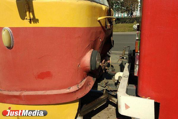 При столкновении двух трамваев на Ленина пострадала пожилая женщина - Фото 1