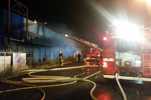 Ночью в Екатеринбурге произошел пожар в гипермаркете «Дом» - Фото 1