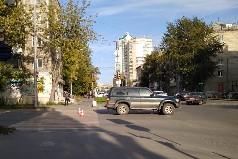 В Екатеринбурге водитель Toyota Land Cruiser сбил скейтборбиста, который пересекал перекресток на красный - Фото 1