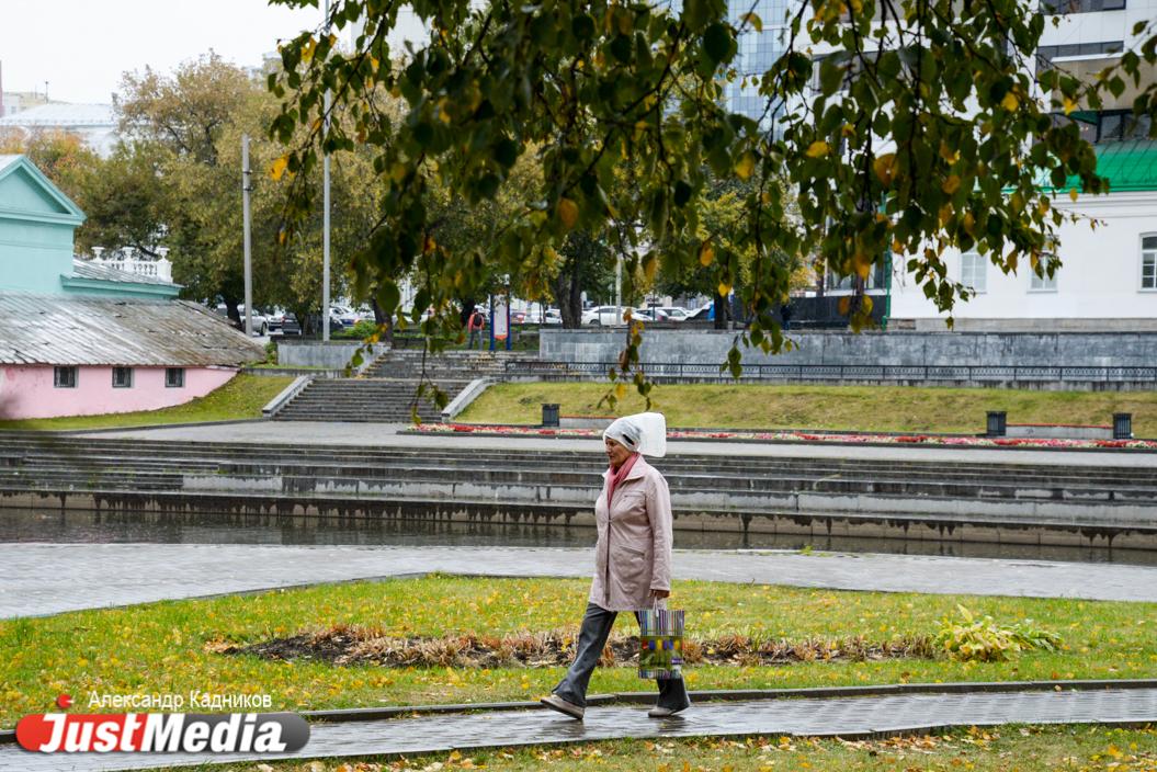 В Екатеринбурге бабье лето резко сменилось дождями и холодом. Смотрим с JustMedia.ru, насколько горожане готовы к осени - Фото 1