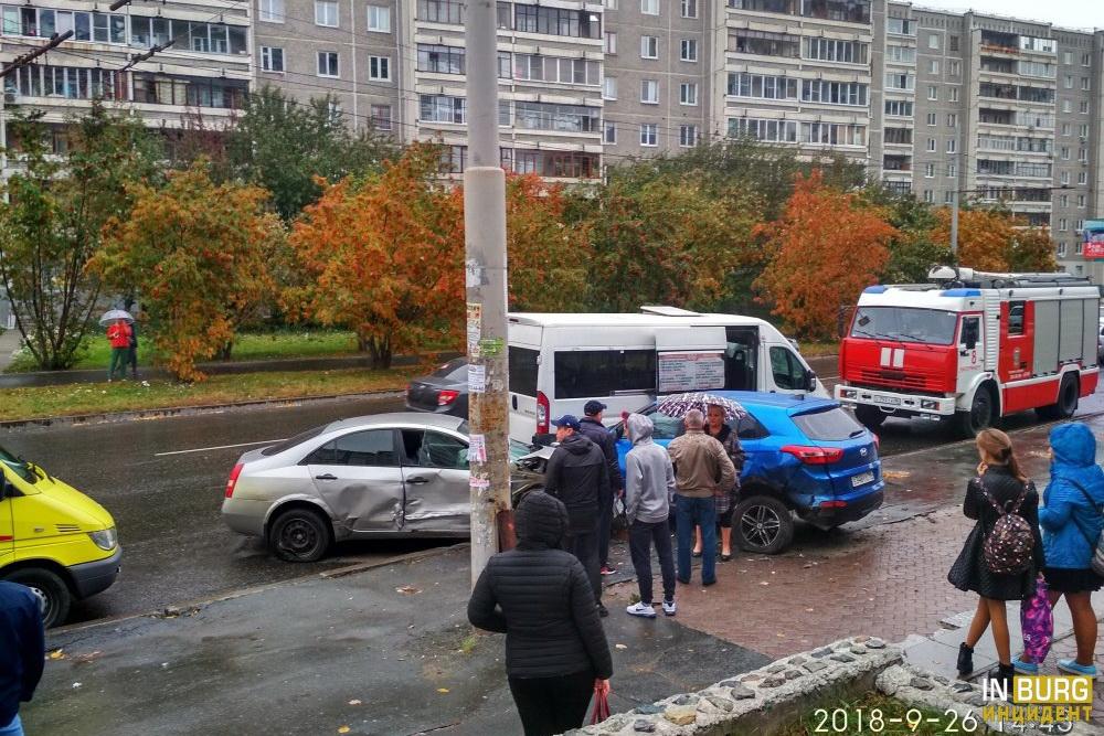 На Ботанике после массового ДТП две иномарки вылетели на остановку с людьми. ФОТО - Фото 1