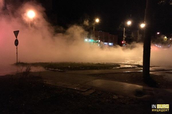 «Опять отопление мимо квартир пробегает». Дорогу на Эльмаше затопило горячей водой - Фото 1