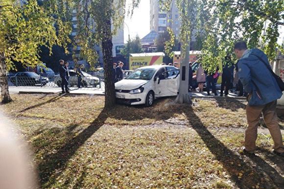 На Уралмаше Volkswagen, уходя от столкновения с минивеном, сбил двух пенсионерок - Фото 1