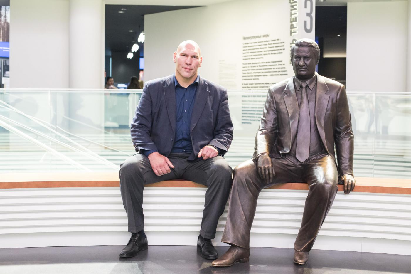 «Быстро обошел экспозицию второго этажа и отказался давать интервью». Подробности визита Валуева в ЕЦ - Фото 1