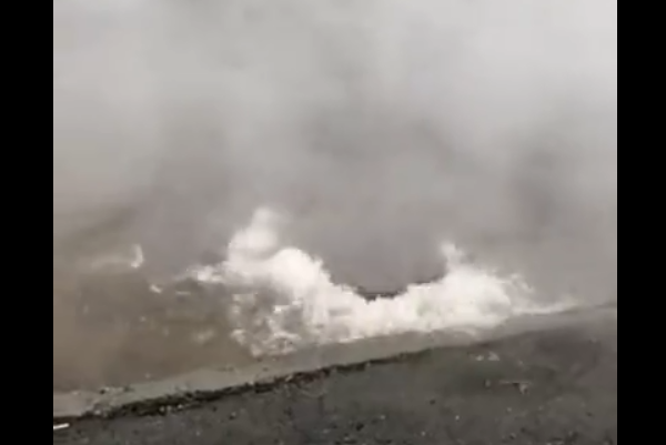 «Затопило буквально за 10 минут». В Екатеринбурге на улице Маяковского прорвало трубу с горячей водой - Фото 1