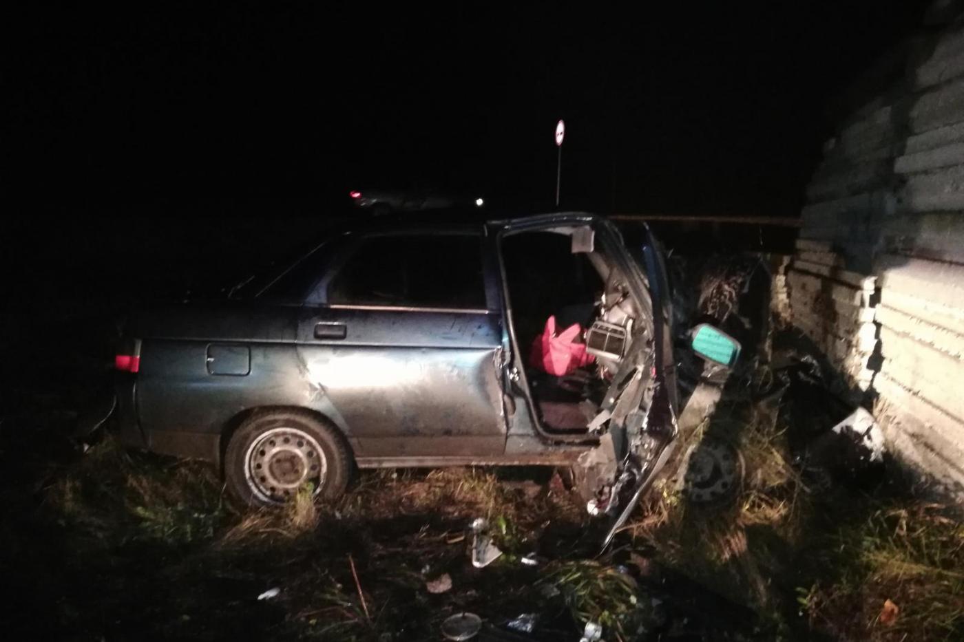 Под Туринском ВАЗ перевернулся и улетел в железобетонные плиты. Погиб 15-летний мальчик-пассажир - Фото 1