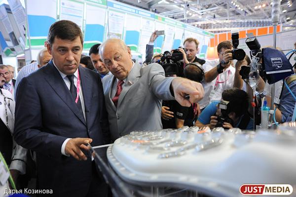 Куйвашев поблагодарил именинника-Росселя за вклад в реализацию «Пятилетки развития» - Фото 1