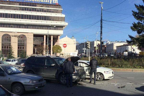 В Екатеринбурге на пересечении Малышева и Розы Люксембург расхлестались две иномарки - Фото 1