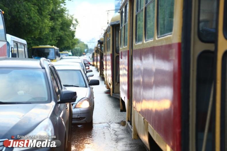 Екатеринбург погряз в пробках после обильного снегопада - Фото 1