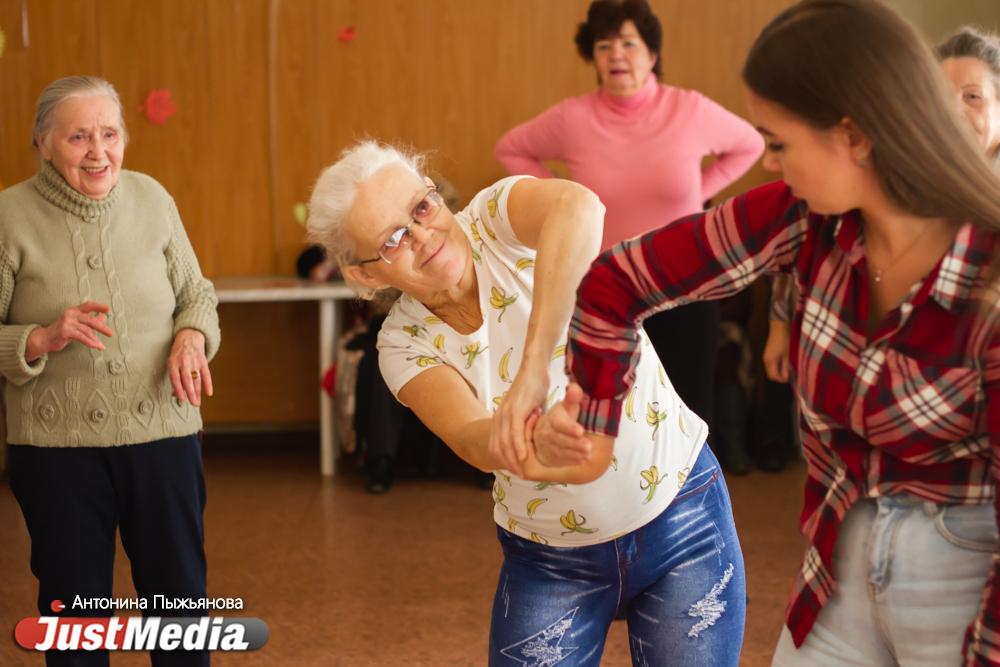 Екатеринбургские пенсионеры уложили на лопатки журналистку JustMedia.ru - Фото 1