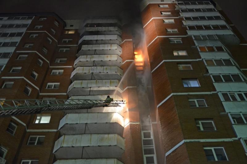 Трое детей пострадали при пожаре в многоэтажке в Екатеринбурге - Фото 1