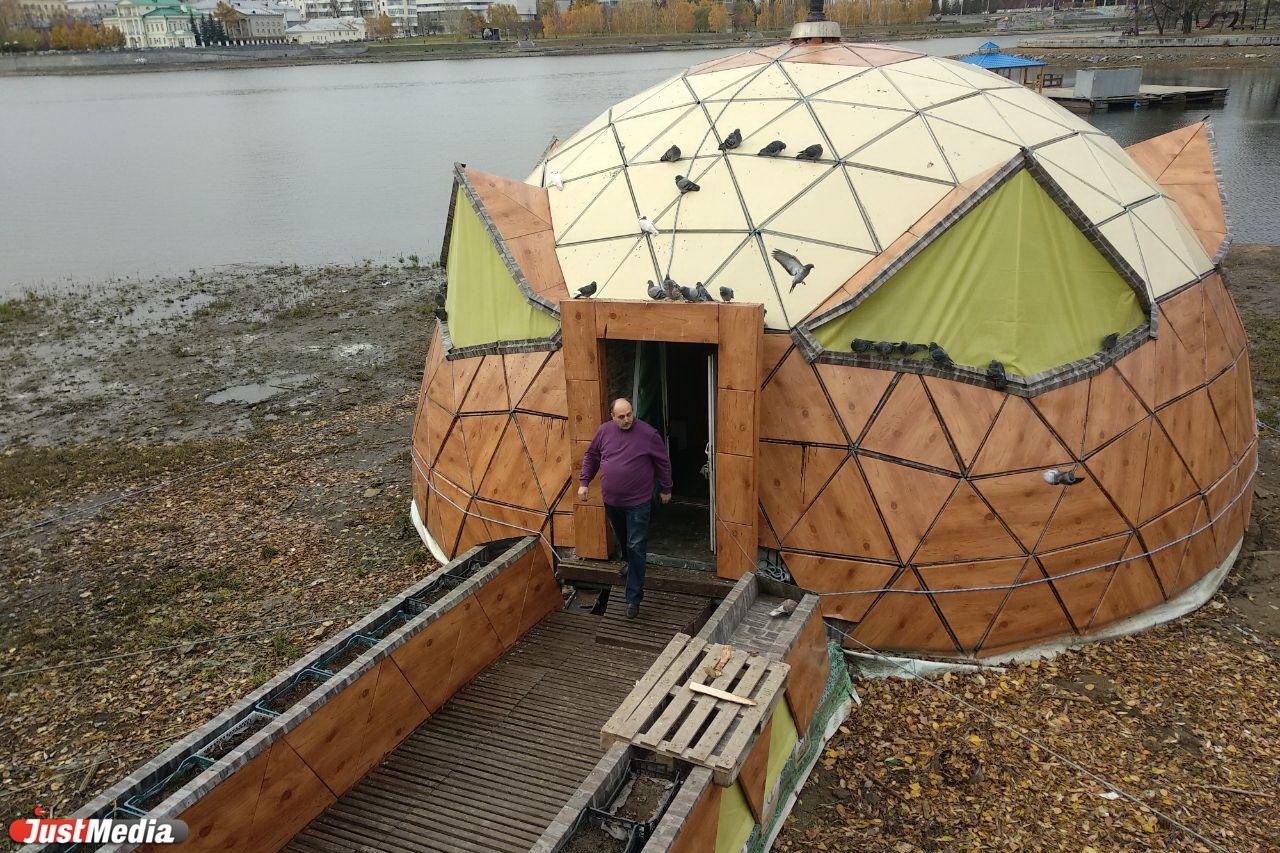 Полусферу, которую начали демонтировать с набережной Городского пруда, использовали как жилой дом - Фото 1