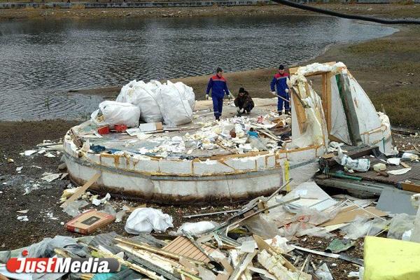 Рабочие могут не успеть завершить демонтаж полусферы с набережной Городского пруда до конца недели - Фото 1