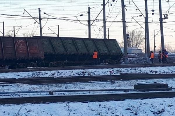 В Каменске-Уральском сошли с рельсов пять вагонов грузового поезда - Фото 1
