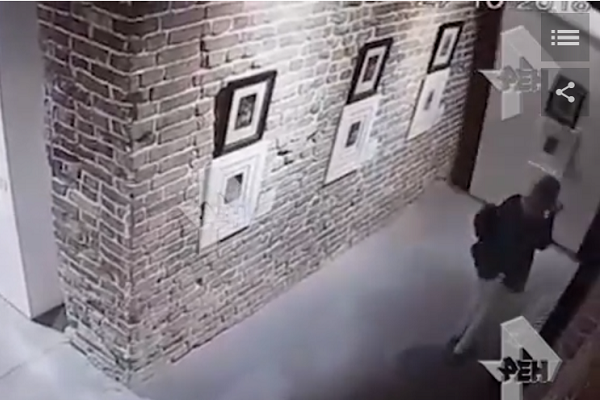 Две девушки повредили картины Дали и Гойи, пытаясь сделать селфи. ВИДЕО - Фото 1