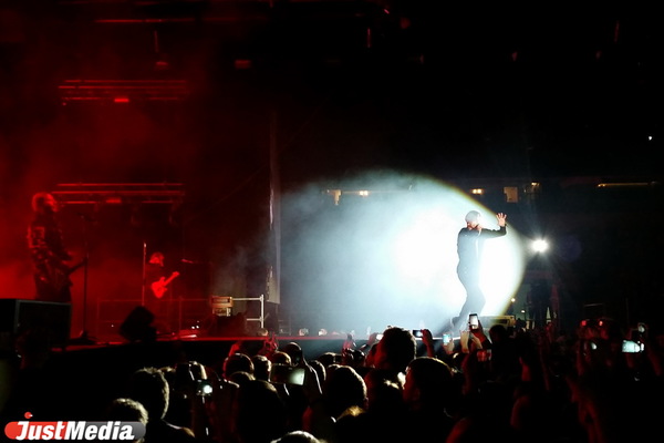 В Екатеринбурге «Би-2» впервые на концерте спели песню на стихи Ильи Кормильцева - Фото 1