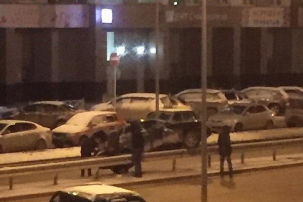 В Екатеринбурге на улице Павла Шаманова автолюбитель на отечественной легковушке «запрыгнул» на отбойник - Фото 1