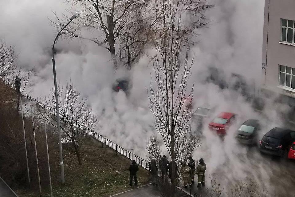 «Все окутало паром». У Центрального стадиона новое коммунальное ЧП  - Фото 1