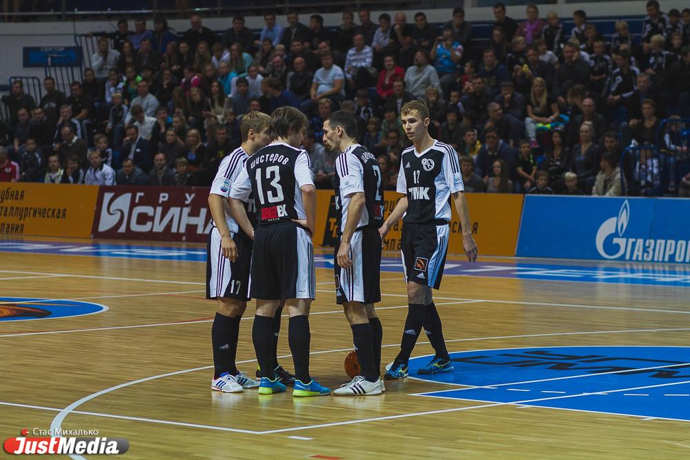 «Синара» во второй раз подряд обыграла «Сибиряк» и вплотную приблизилась к лидерам российской суперлиги по мини-футболу - Фото 1