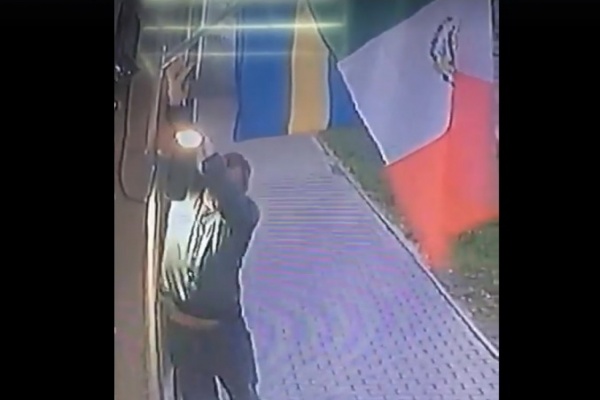 Камера наблюдения сняла пьяного екатеринбуржца, который сорвал флаги Мексики и Швеции с фасада кафе. ВИДЕО - Фото 1