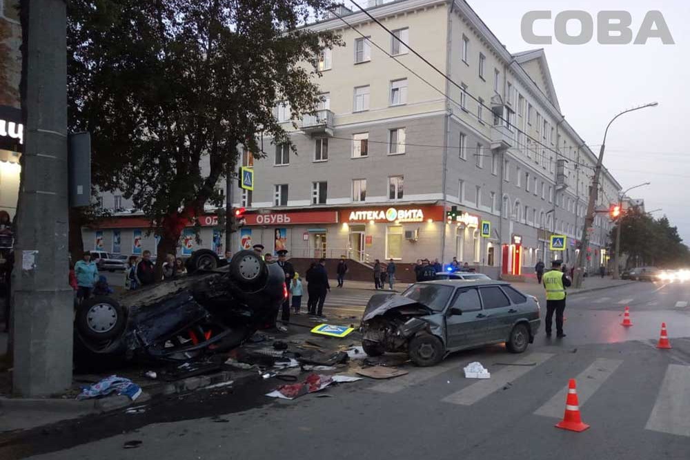 На Уралмаше два ВАЗа не поделили дорогу. Пассажирка одного из них - в коме. Прои