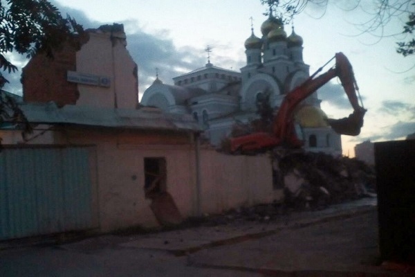 Минувшей ночью «Водоканал» снес здание у Храма-на-Крови. ФОТО, ВИДЕО - Фото 1