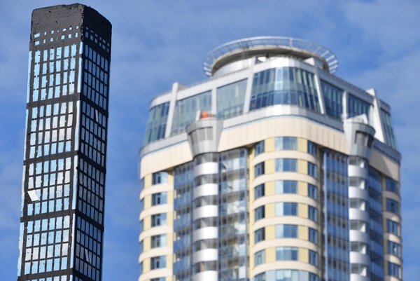 Уличный художник Слава ПТРК продолжил застройку «Атомстройкомплекс» - Фото 1