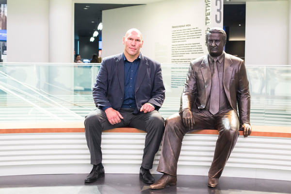 «Быстро обошел экспозицию второго этажа и отказался давать интервью». Подробности визита Валуева в ЕЦ - Фото 1