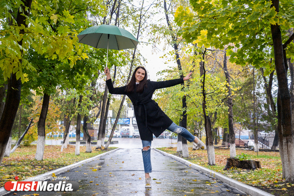 Анастасия Гарелик, «Уралочка-НТМК»: «Осенняя погода — не повод грустить. Главное сохранять тепло в своей душе». В Екатеринбурге + 7 и дождь. ФОТО, ВИДЕО - Фото 1