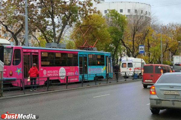 В Екатеринбурге на проспекте Ленина встали трамваи из-за пассажирки, которой стало плохо - Фото 1