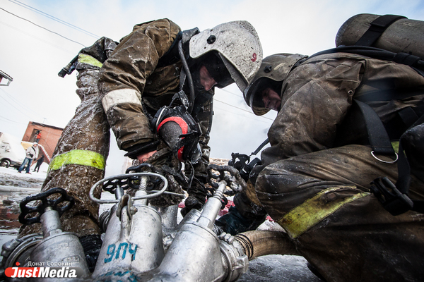 В Екатеринбурге из-за пожара из здания медико-санитарной части «Уралтрансмаш» эвакуировали 68 человек - Фото 1
