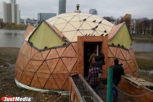 В Екатеринбурге начали сносить полусферу на Городском пруду - Фото 1